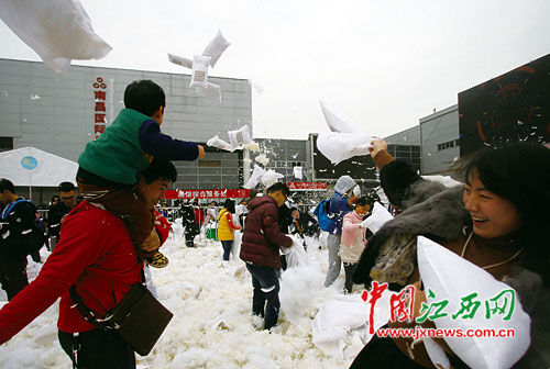 南昌國展中心上演枕頭大戰(zhàn)(圖3)