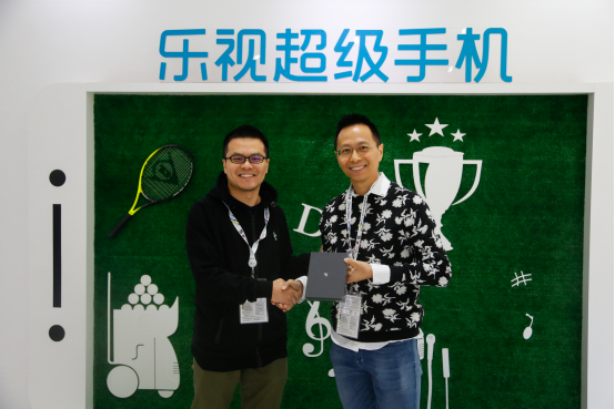 詹俊現(xiàn)身樂視中網(wǎng)展廳 樂Pro3成就賽場內(nèi)外獨特風(fēng)景(圖1)