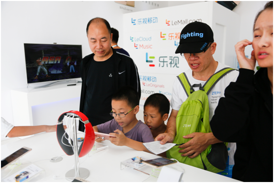 中網(wǎng)正賽樂(lè)視自拍角閃耀球場(chǎng) 首日樂(lè)視展廳火爆(圖2)